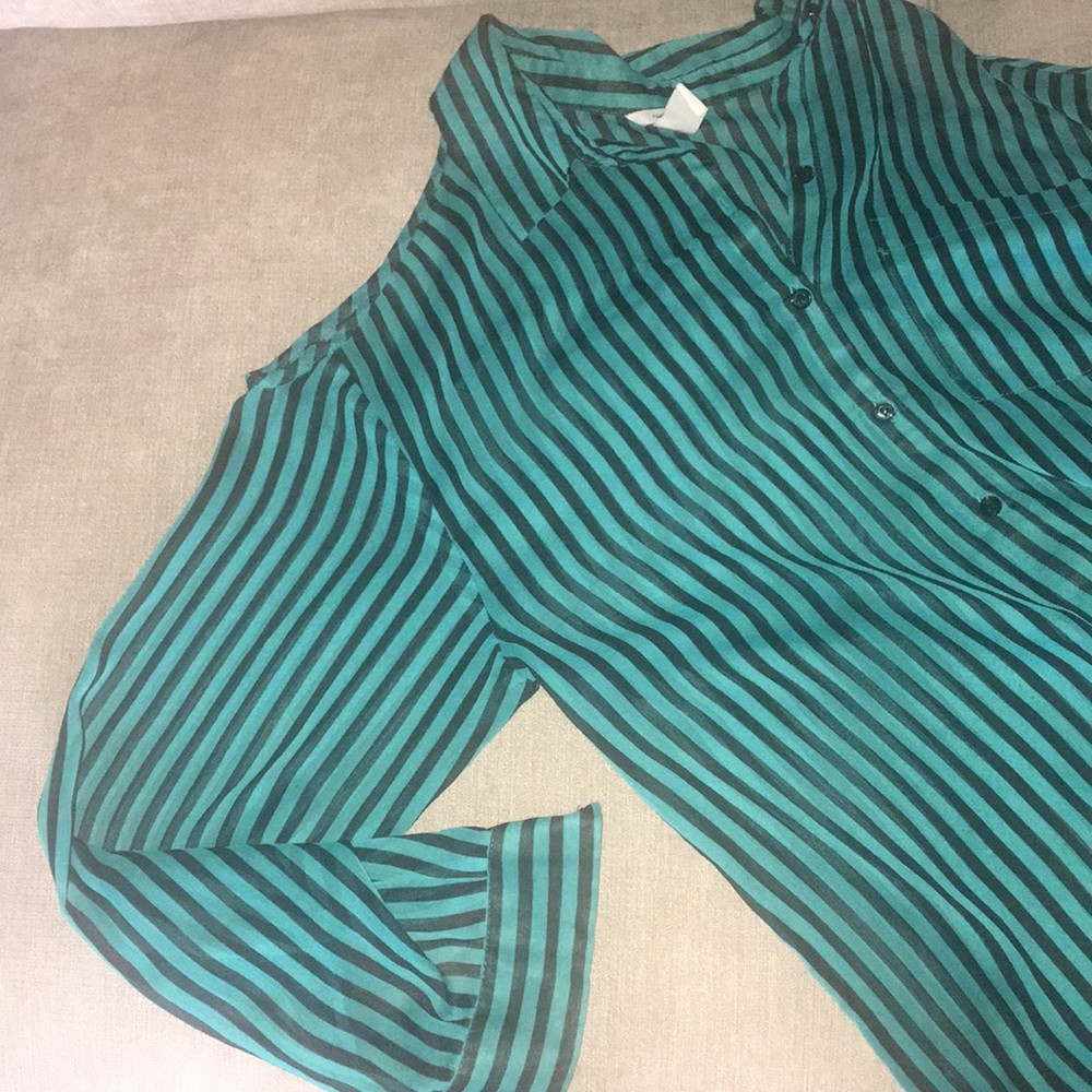 FOREVER 21 Cut Out Shoulder Blouse